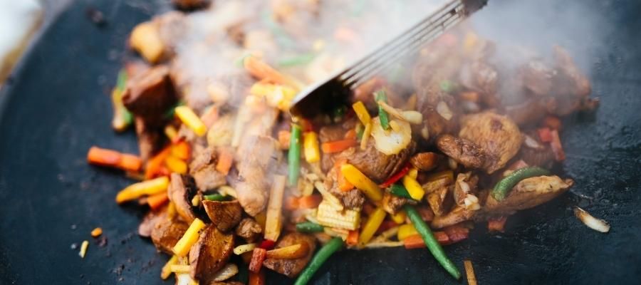 Wok Tavası Seçimi: Hangi Model ve Malzeme Tercih Edilmeli?
