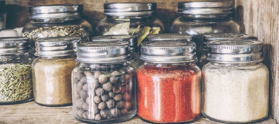 Kremalı Tavuk Çorbası Tarifinde Hangi Baharatlar Kullanılır?