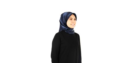 Canlı Renkleriyle Dikkat Çeken Lacivert Eşarp