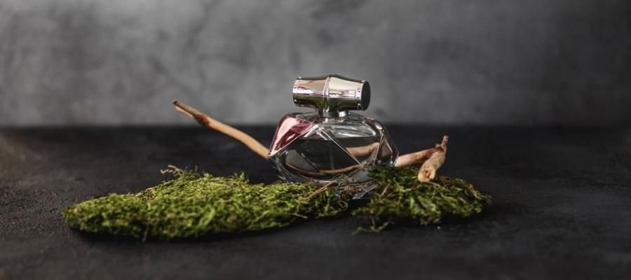 Erkek ve Kadınlar için Odunsu Parfümler