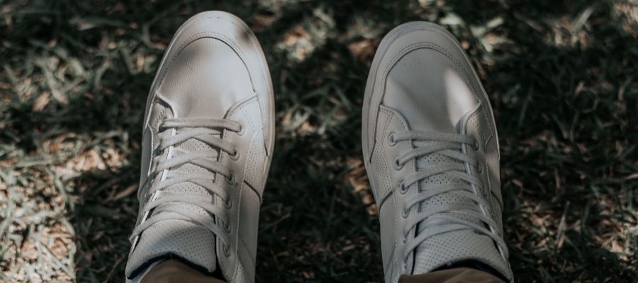 Farklı Tarzlar İçin Beyaz Ayakkabı Kombinleri