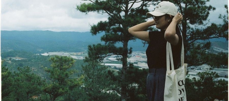 Gençlerin Vazgeçilmezlerinden Biri Olan Bez Çantalar Nasıl Kombinlenir?