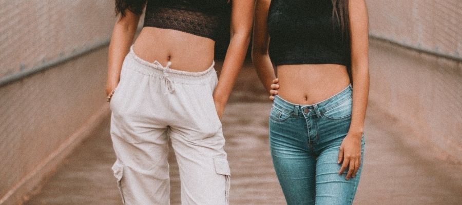 Farklı Kombinlerde Düşük Bel Pantolonlar Nasıl Kombinlenir?