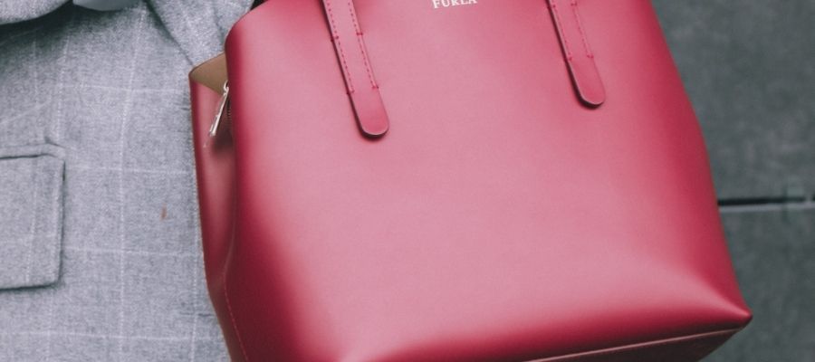 Tarzınızın Vazgeçilmezi Olacak Kırmızı Çantaları Nasıl Kombinleyebilirsiniz?