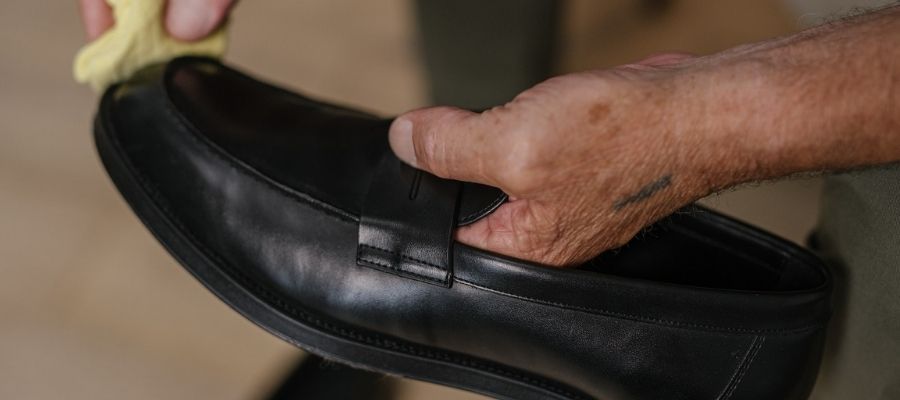 Hangi Yöntemlerle Rugan Ayakkabılar Temizlenebilir?