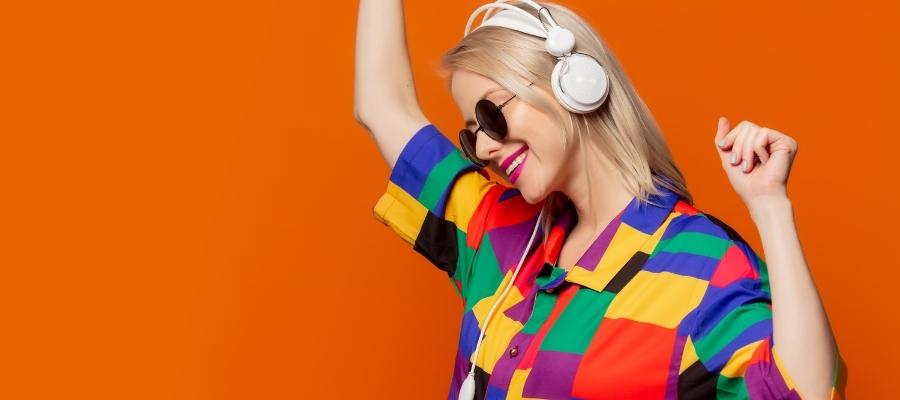 90'lar Modasında Hangi Renkler ve Desenler Öne Çıkar?