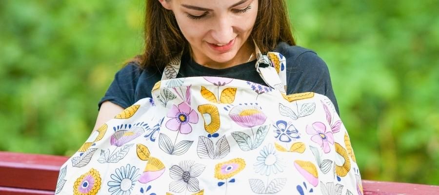 Anne-Bebek Konforu için: Emzirme Örtüsü Nasıl Kullanılır?