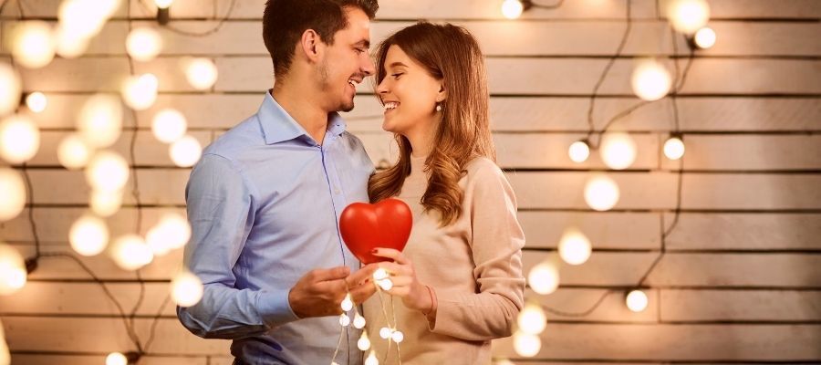 <b>Sevgililer Günü’nde evde neler yapılabilir </b>sorusunun yanıtı, kolaylıkla verilebilir. Evde Sevgililer Günü kutlamasının romantik bir atmosfere sahip olması önemlidir. Romantik bir atmosfer için odanızı loş bir şekilde aydınlatın ve mumlar kullanın. Mum ışığı romantik bir ortam yaratır ve romantizmi artırır. Sevgililer Günü için özel olarak dekore edilmiş bir masa veya oda hazırlayın. Kalp şeklinde süslemeler, kırmızı ve pembe renklerin hakim olduğu dekoratif objeler kullanarak romantik bir atmosfer oluşturun.