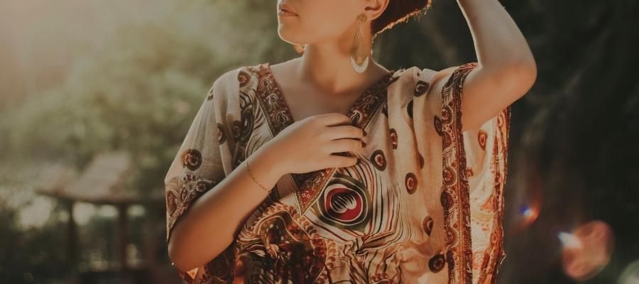 V Yaka Elbise Giyerken Nasıl Bir İç Giyim Tercih Etmelisiniz?