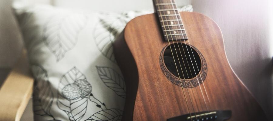 Müzik Yolculuğuna İlk Adım: Hangi Gitarla Başlanmalı?