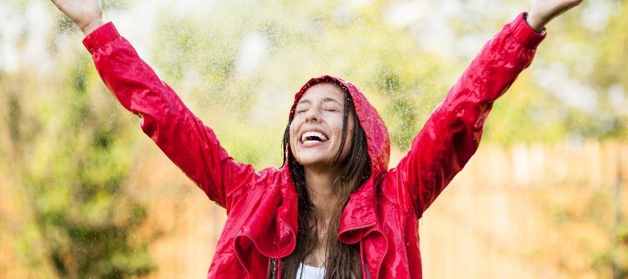 Yağmurluk Altına Ne Giyilir: Stil Önerileri