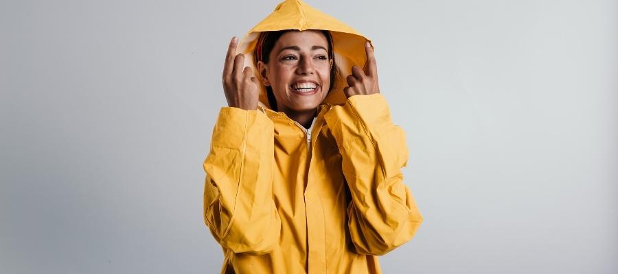 Şıklığından Taviz Vermeyenler: Yağmurluk Altına Ne Giyilir?