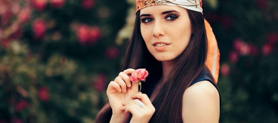 Retro Glamour: 70'lerin Saç Aksesuarları ve Kullanımı