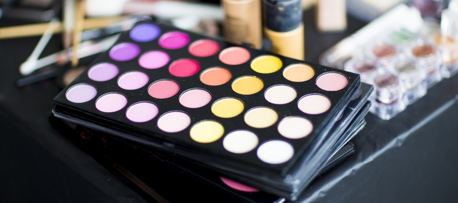 Cut Crease Makyaj için Gerekli Ürünler ve Araçlar