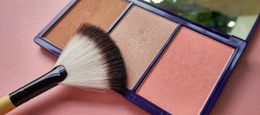 Yüz Makyajının Sırları: Kontur Allık Nasıl Kullanılır?