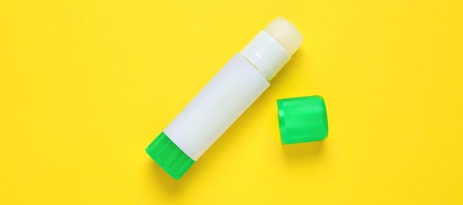 Yapıştırıcı Lekesi Çıkarırken Dikkat Edilmesi Gerekenler