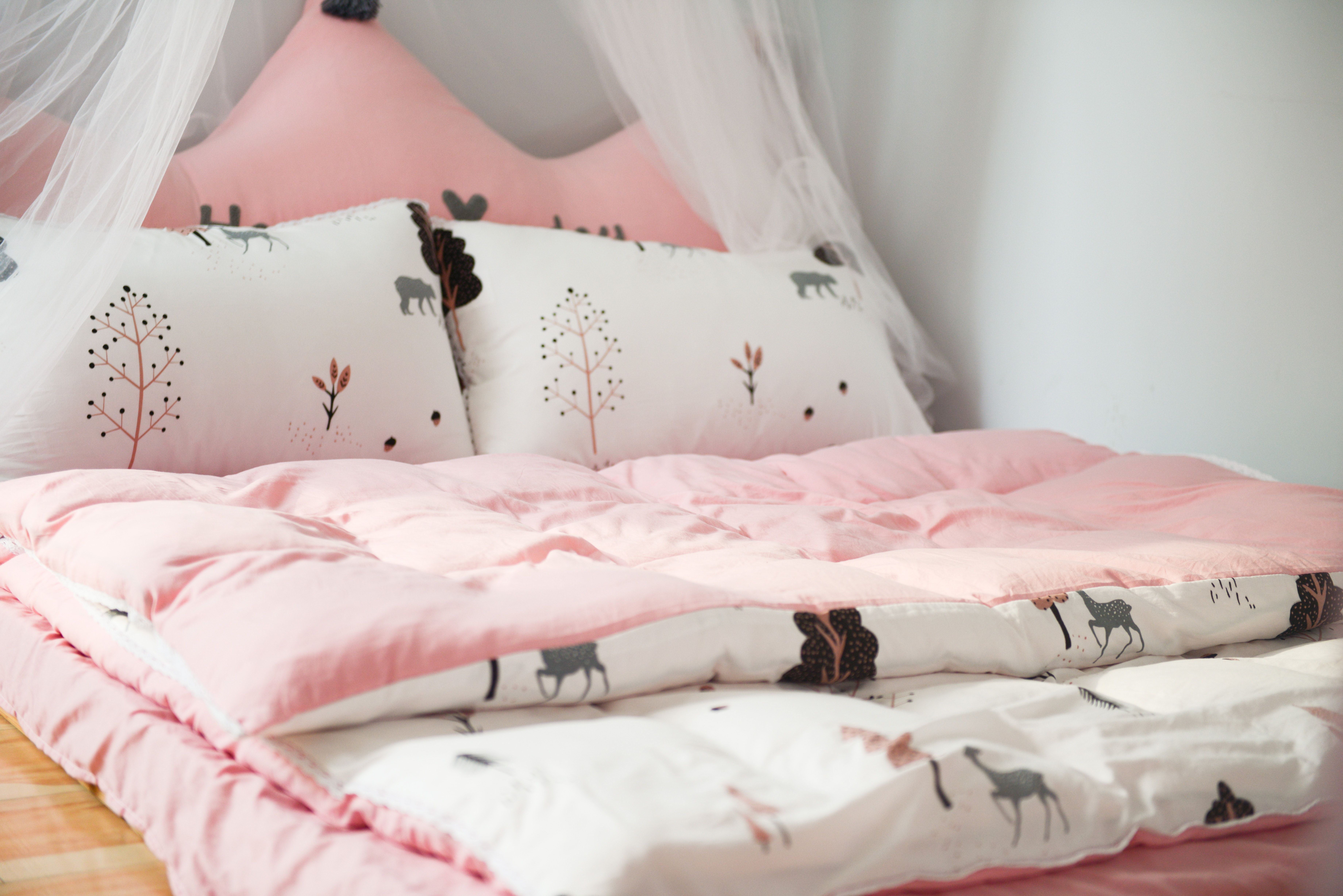 Постель постелька. Красивое постельное белье. Кровать с постельным бельем. Постельное белье подушки. Кровать с красивым постельным бельем.