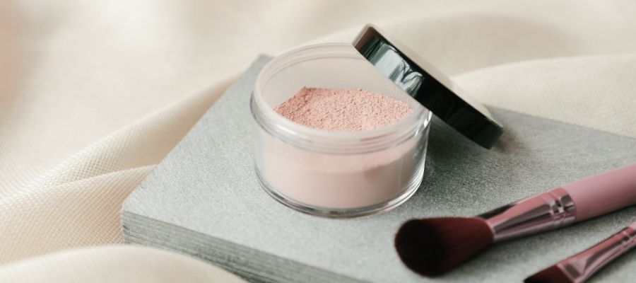 Doğru Loose Powder Seçimi ve Cilt Tonuna Uygun Kullanımı