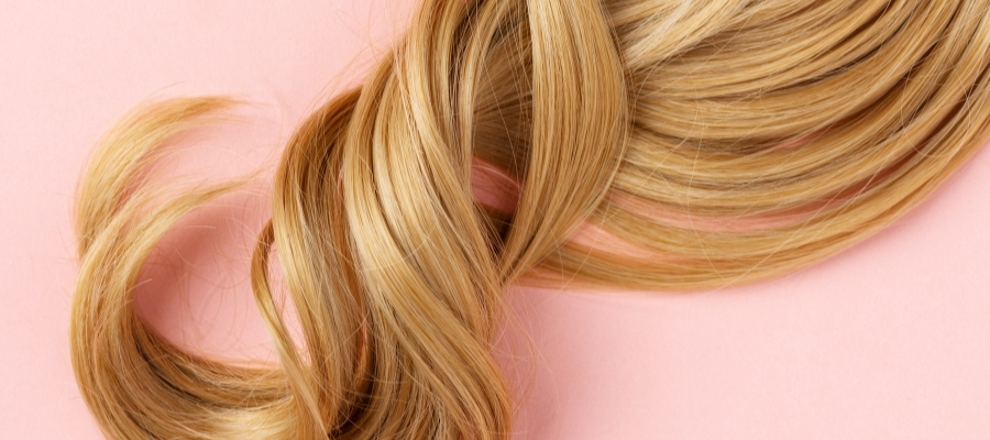 Düz Saçları Dalgalı Hâle Getirmenin Yolları: Saç Dalgalandırma Ürünleri ve Araçları