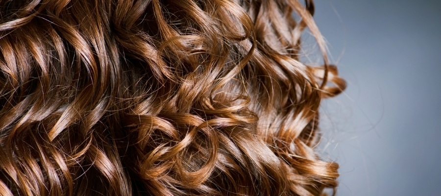 Saç Dalgalandırma Teknikleri: Doğal ve Zarif Dalgalı Saçlar Oluşturma Yöntemleri