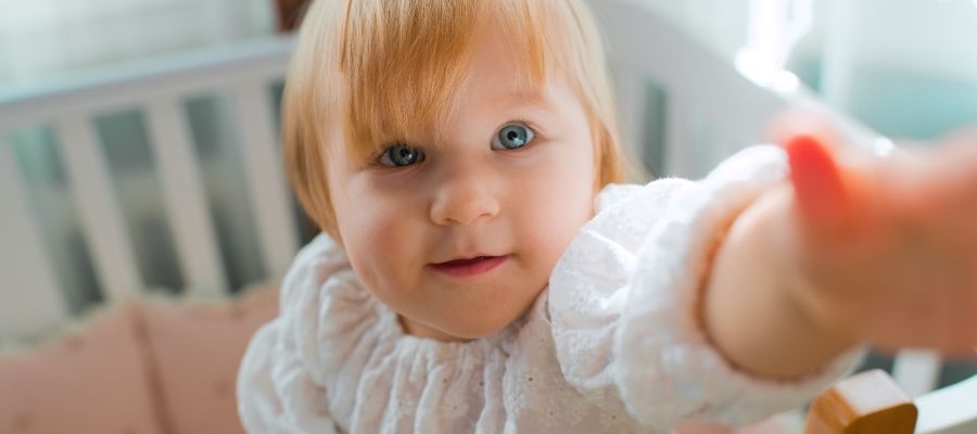 12 Aylık Bebek Ne Yapar: Yürüme Denemeleri ve Yeni Kelimeler