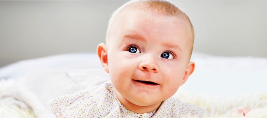 5 Aylık Bebek Gelişimi: Oturma Denemeleri ve Etrafı Keşfetme