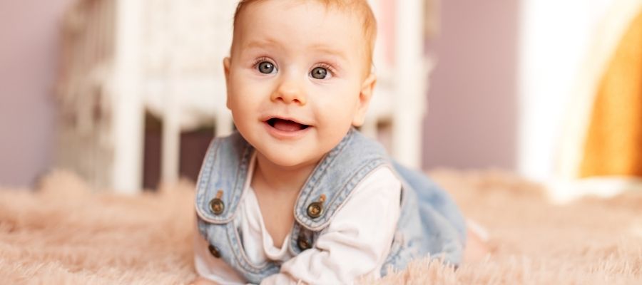 6 Aylık Bebek Gelişimi: Oturma, Emekleme ve Nesneleri Kavrama