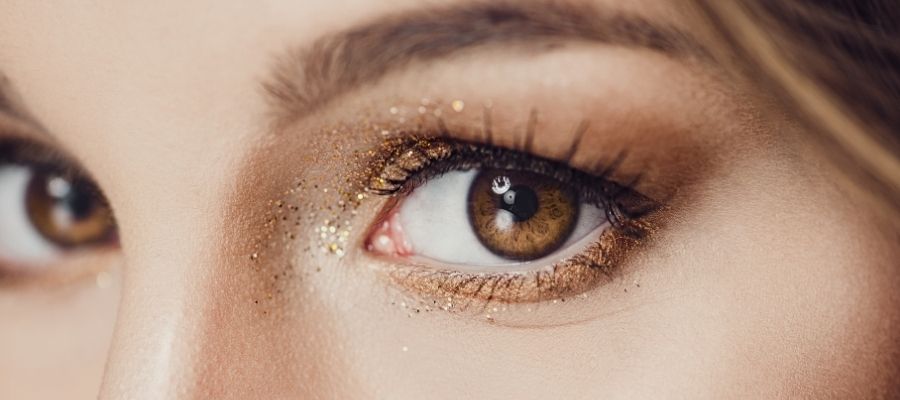 Göz Kamaştıran Bakışlar: Simli Göz Makyajı Nasıl Yapılır?