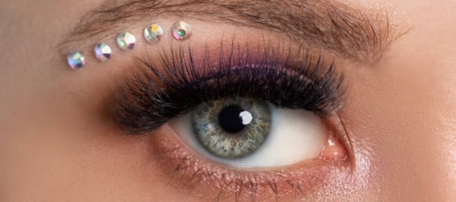 Göz Alıcı Bakışlar: Taşlı Göz Makyajı Nasıl Yapılır?