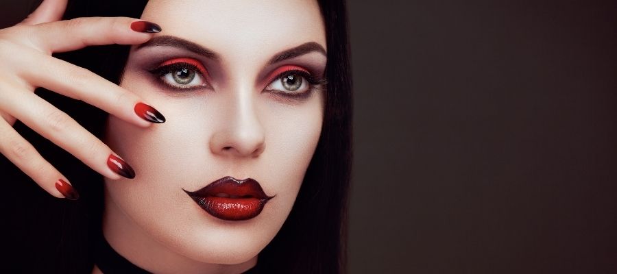 Vampir Makyajında Göz ve Dudak Vurgusu