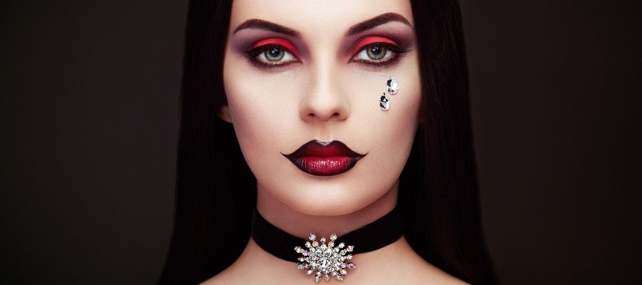 Korkutucu ve Etkileyici: Vampir Makyajı Nasıl Yapılır?