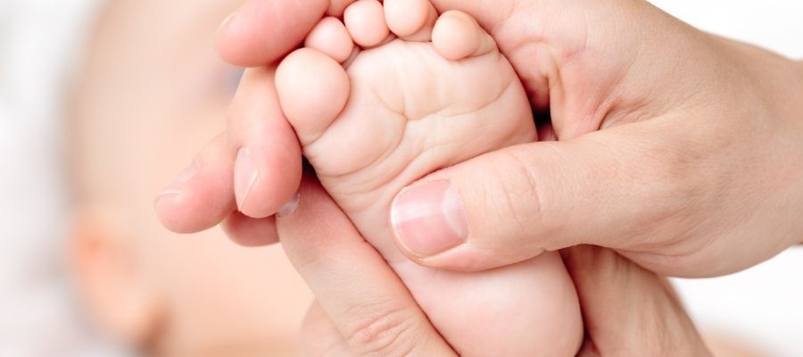 Minik Ayaklara Büyük Mutluluk: Bebek Ayak Masajı