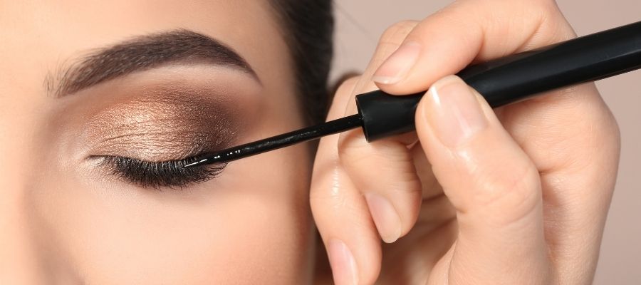 Eyeliner Kullanırken Yapılan Yaygın Hatalar ve Çözümleri
