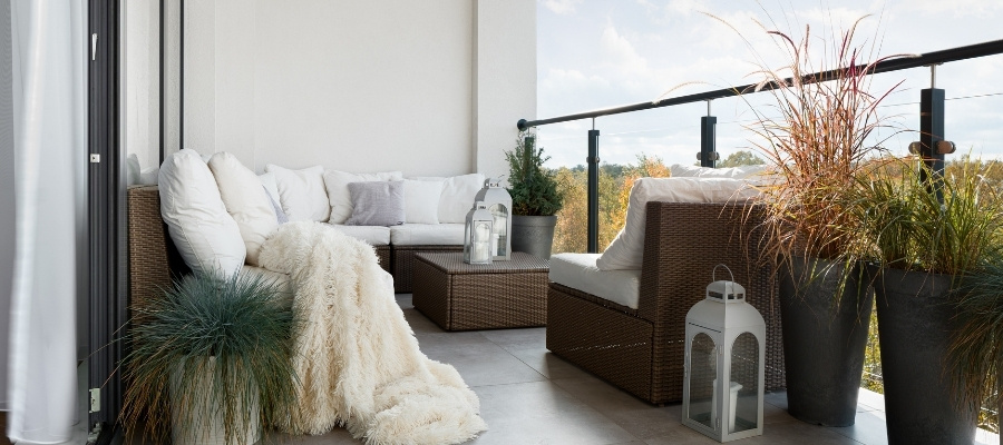 Balkonunuzu Dönüştürecek Minderli Dekorasyon Fikirleri