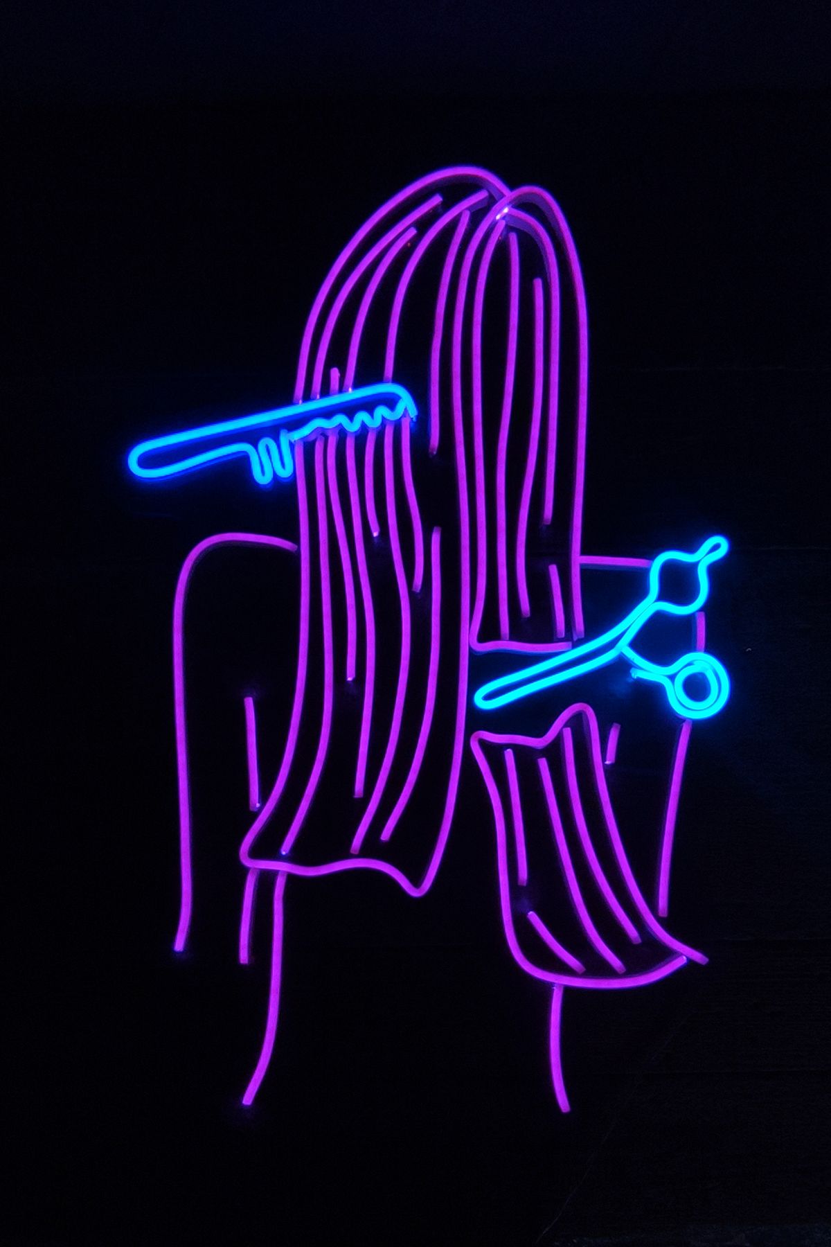 Işıklı Saçını Tarayan Kız: Neon LED Tabela Duvar Dekorasyon Ürünü 
