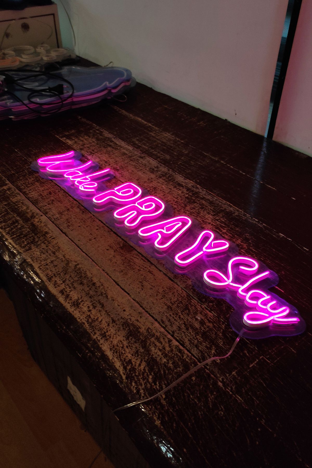 Işıklı Wake Pray Slay: Neon LED Tabela Duvar Dekorasyon Ürünü 