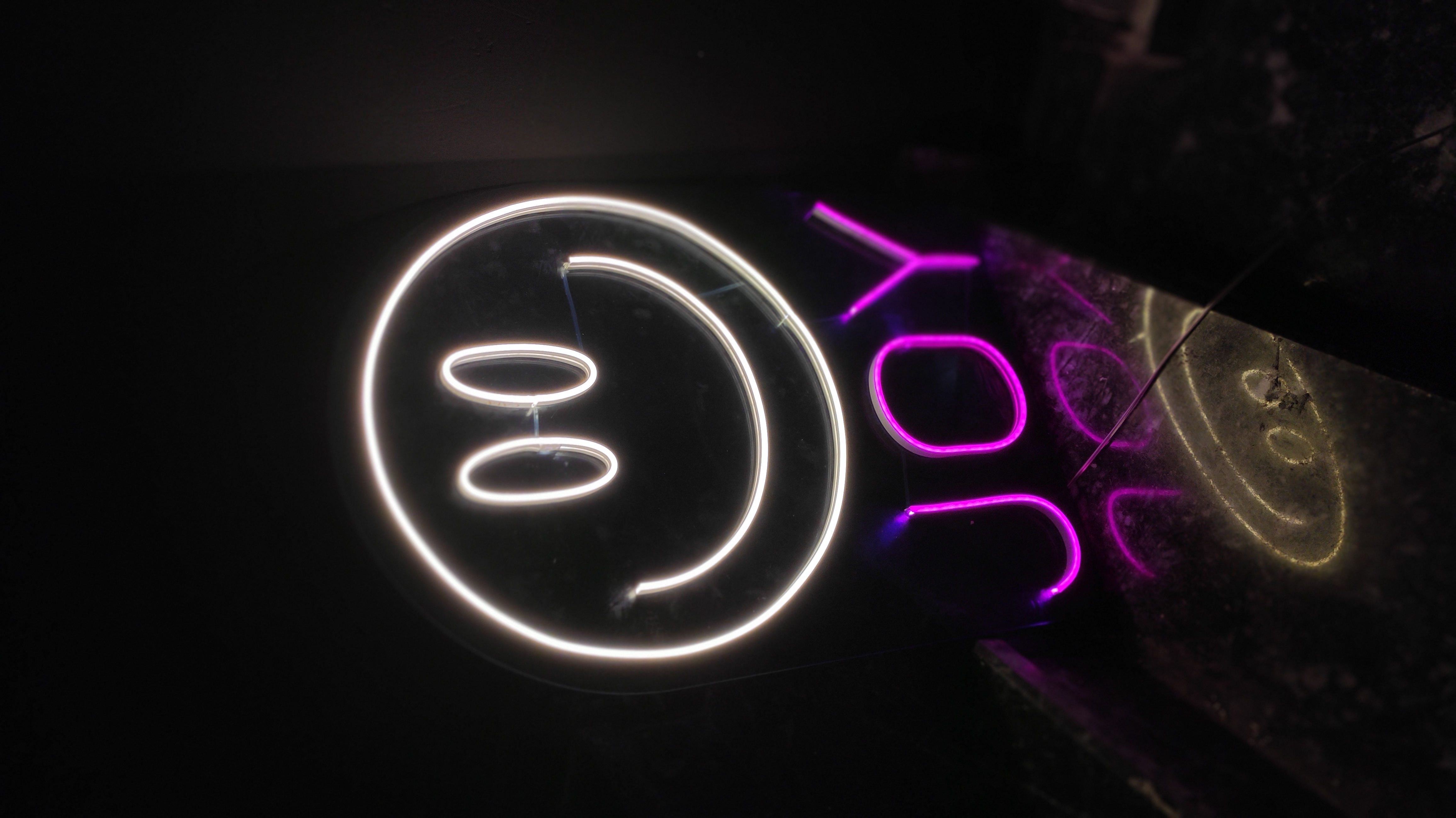 Gülen Yüz Emojisi ve Joy - Dekoratif Duvar Aydınlatması Neon Led Yazı Kişisel Odası 40x59 cm