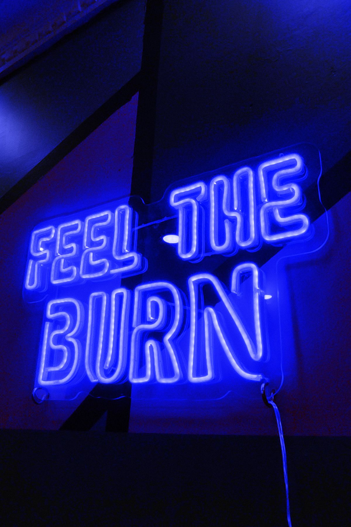 Işıklı Feel The Burn: Neon LED Tabela Duvar Dekorasyon Ürünü