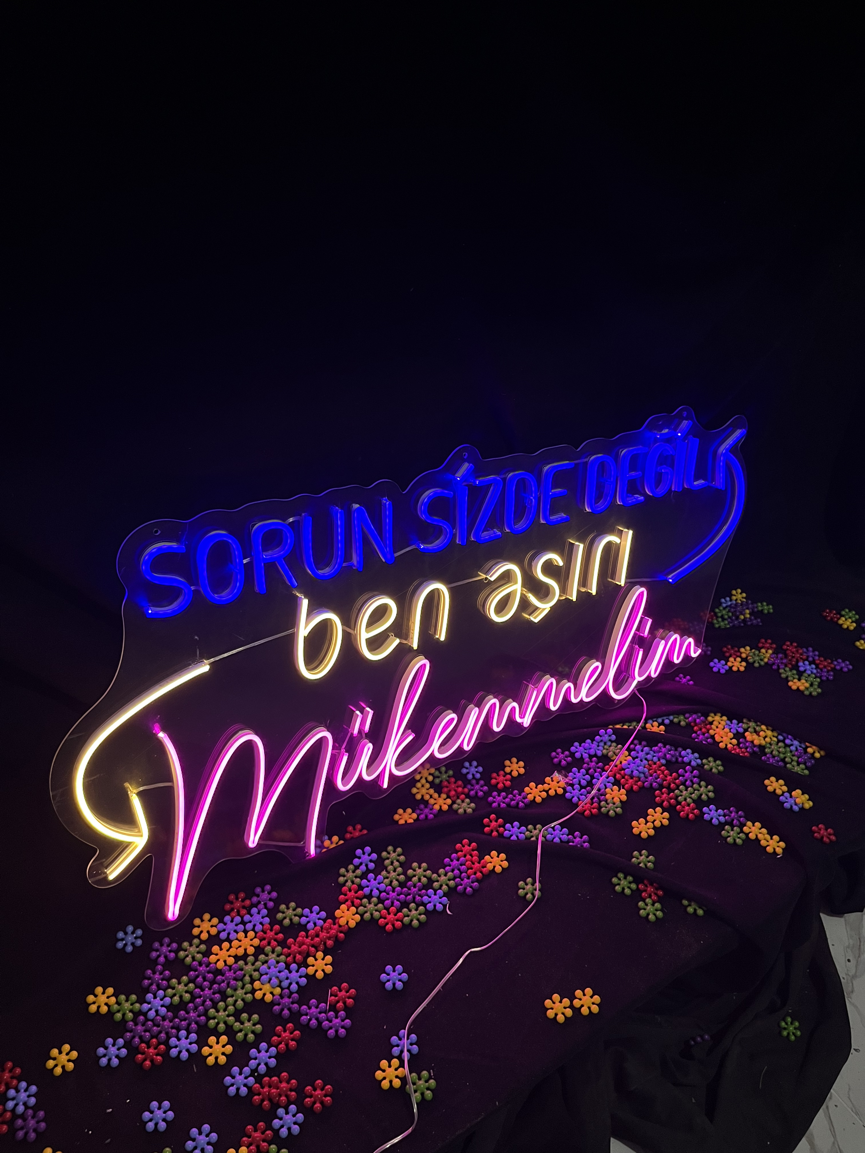 Sorun Sizde Değil - Salon Dekoratif Duvar Aydınlatması Neon Led Yazı Güzellik Merkezi 100x48 cm