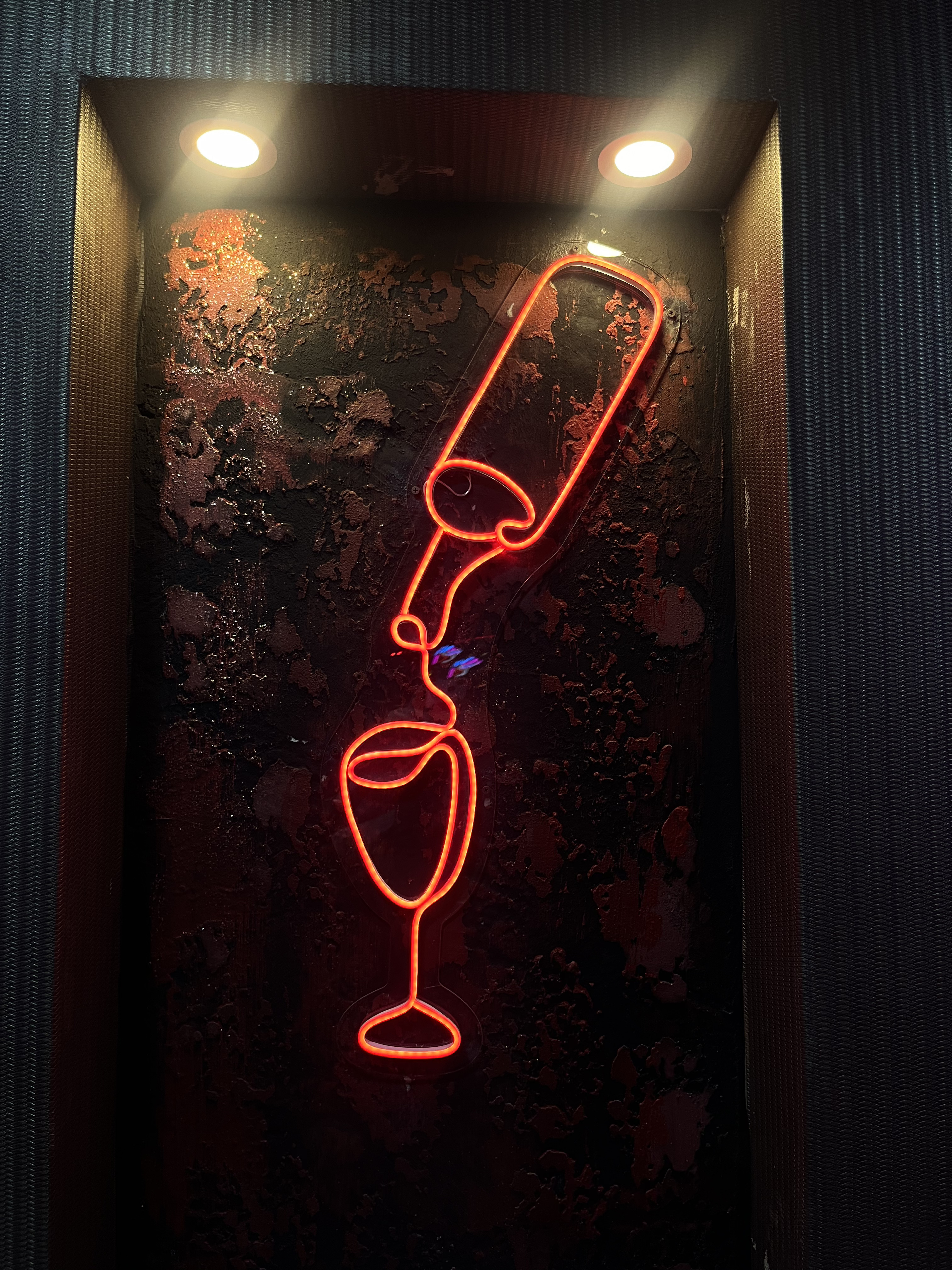 Kadeh Doldurma Surat Silüetli - Dekoratif Duvar Aydınlatması Neon Led Yazı Bar Club Müzik 32x80 cm