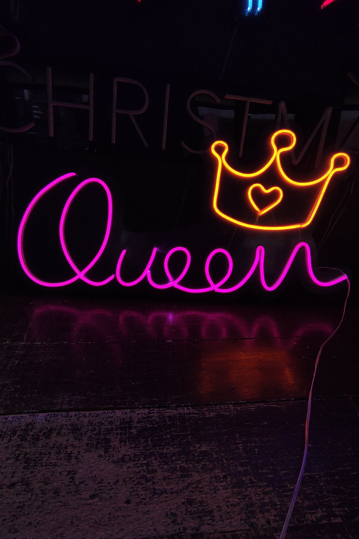 Işıklı Queen: Neon LED Tabela Duvar Dekorasyon Ürünü