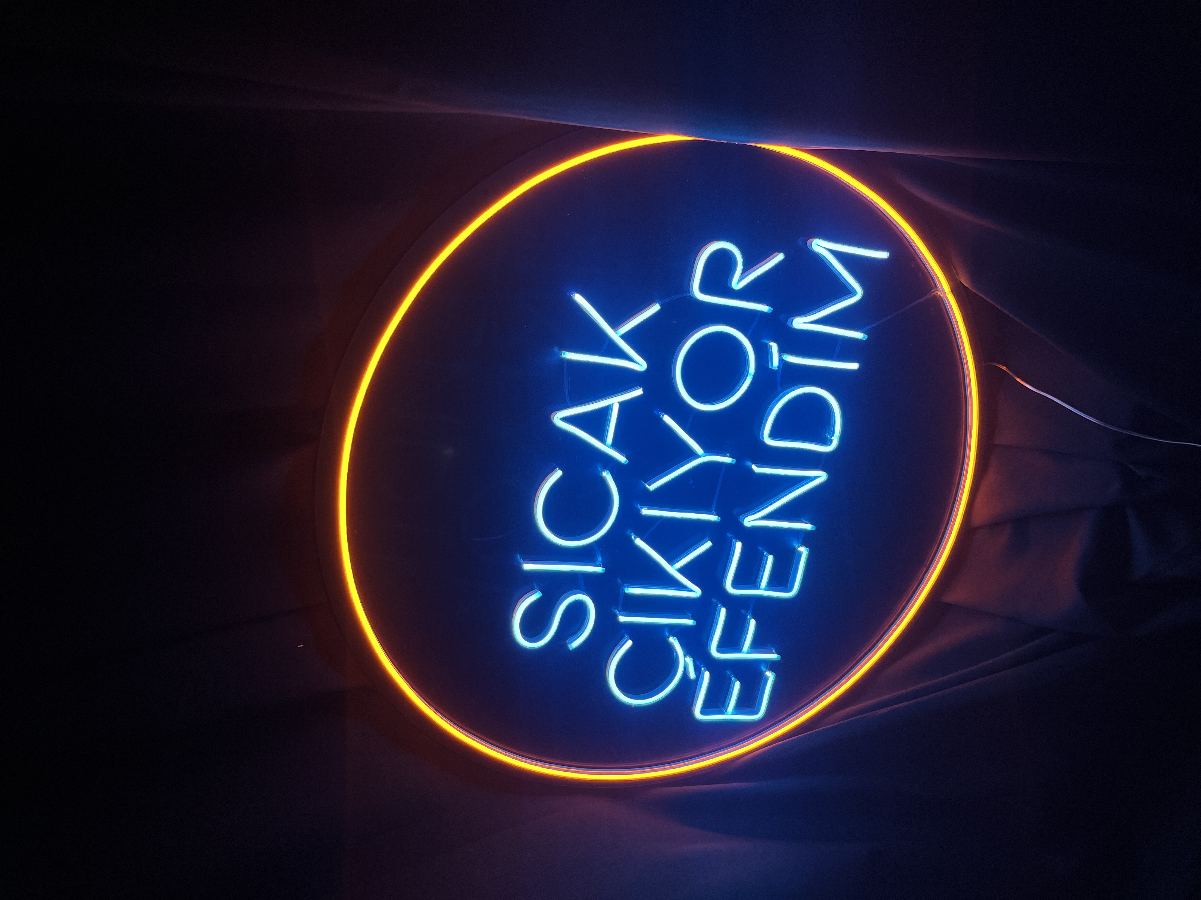 Sıcak Çıkıyor Efendim - Dekoratif Duvar Aydınlatması Neon Led Yazı Cafe Restoran 75x75 cm