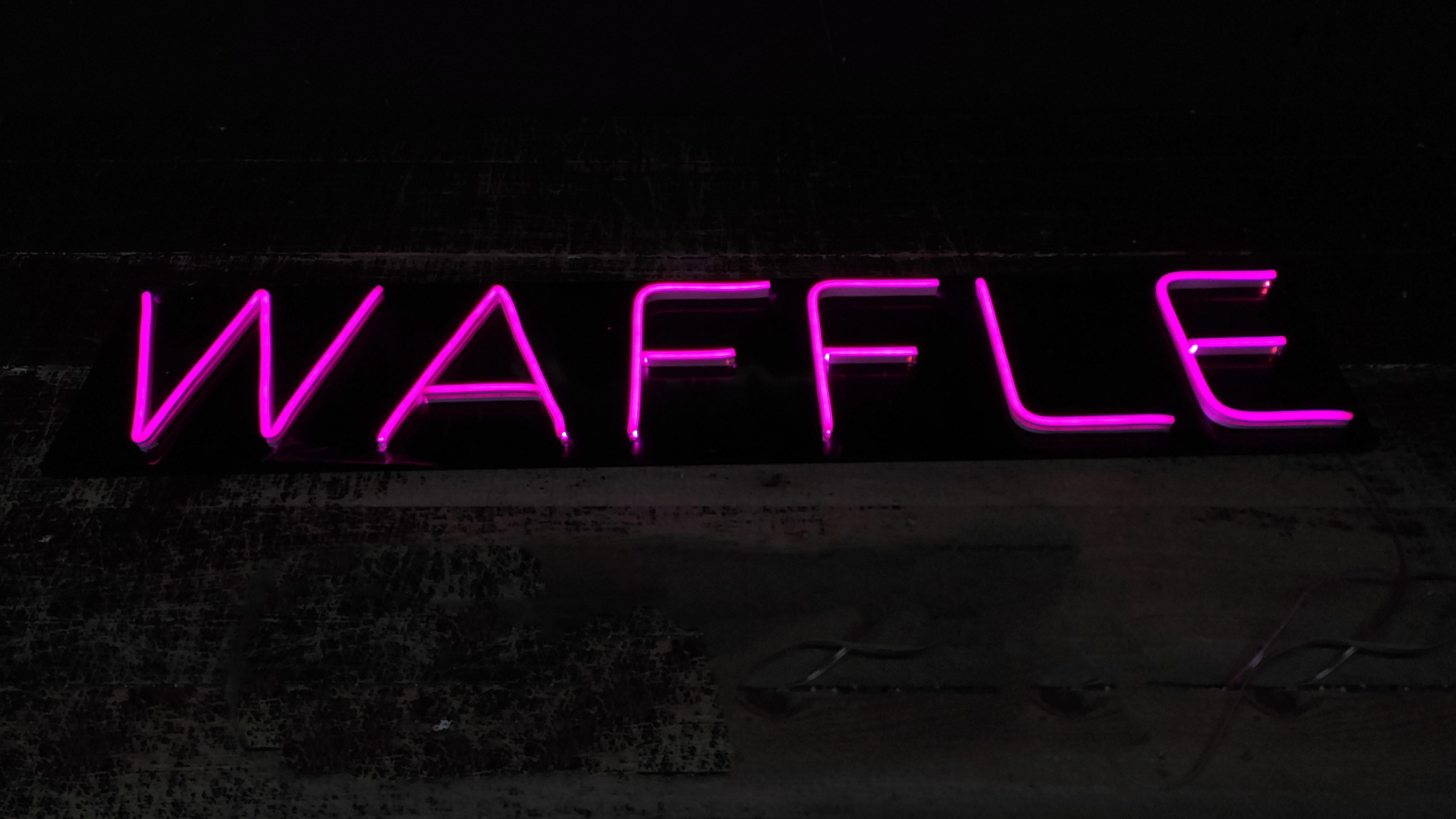 Waffle - Dekoratif Duvar Aydınlatması Neon Led Yazı Cafe Restoran 50x13 cm