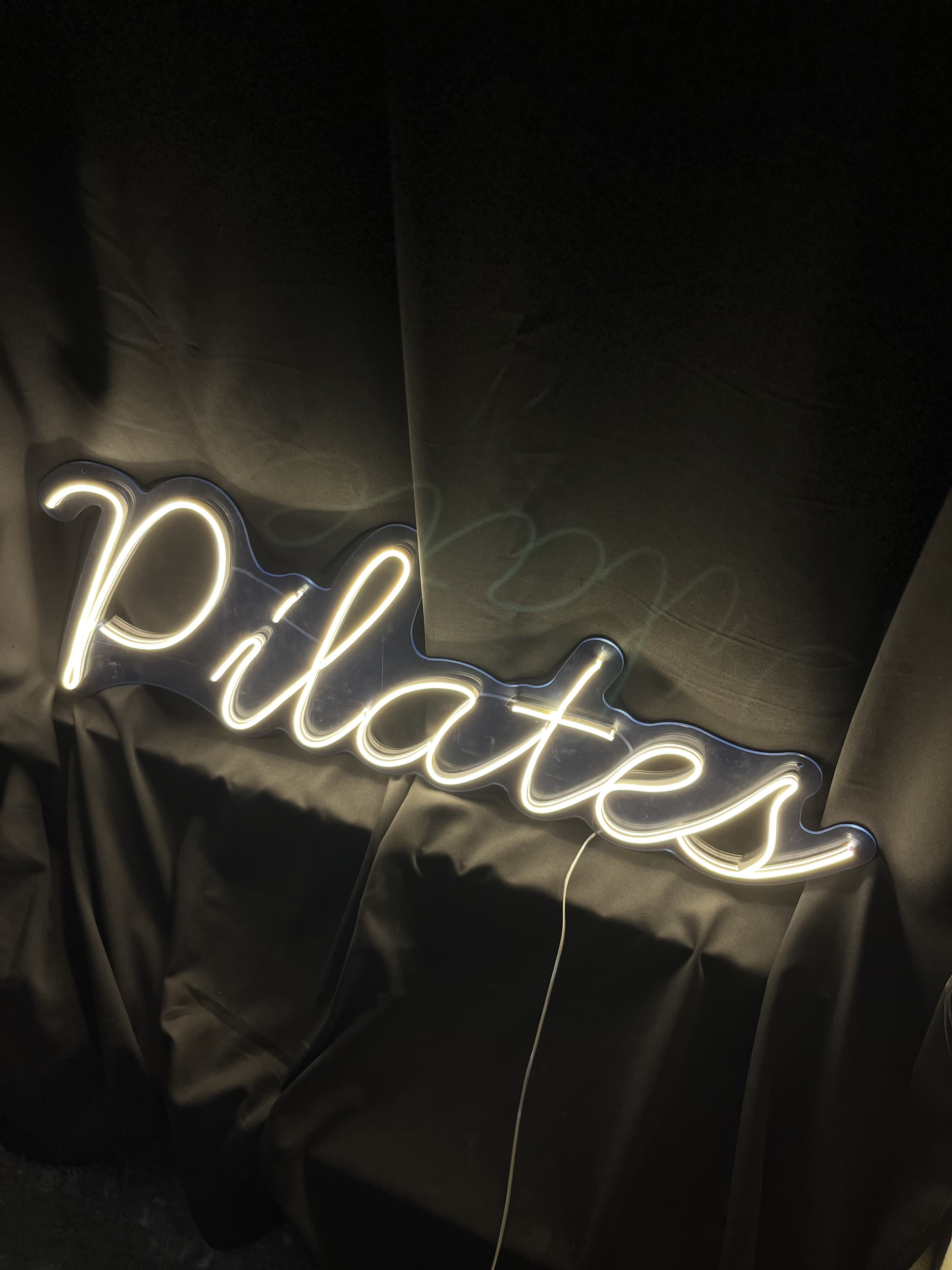 Pilates - Dekoratif Duvar Aydınlatması Neon Led Yazı Oyun Salonu 90x32 cm