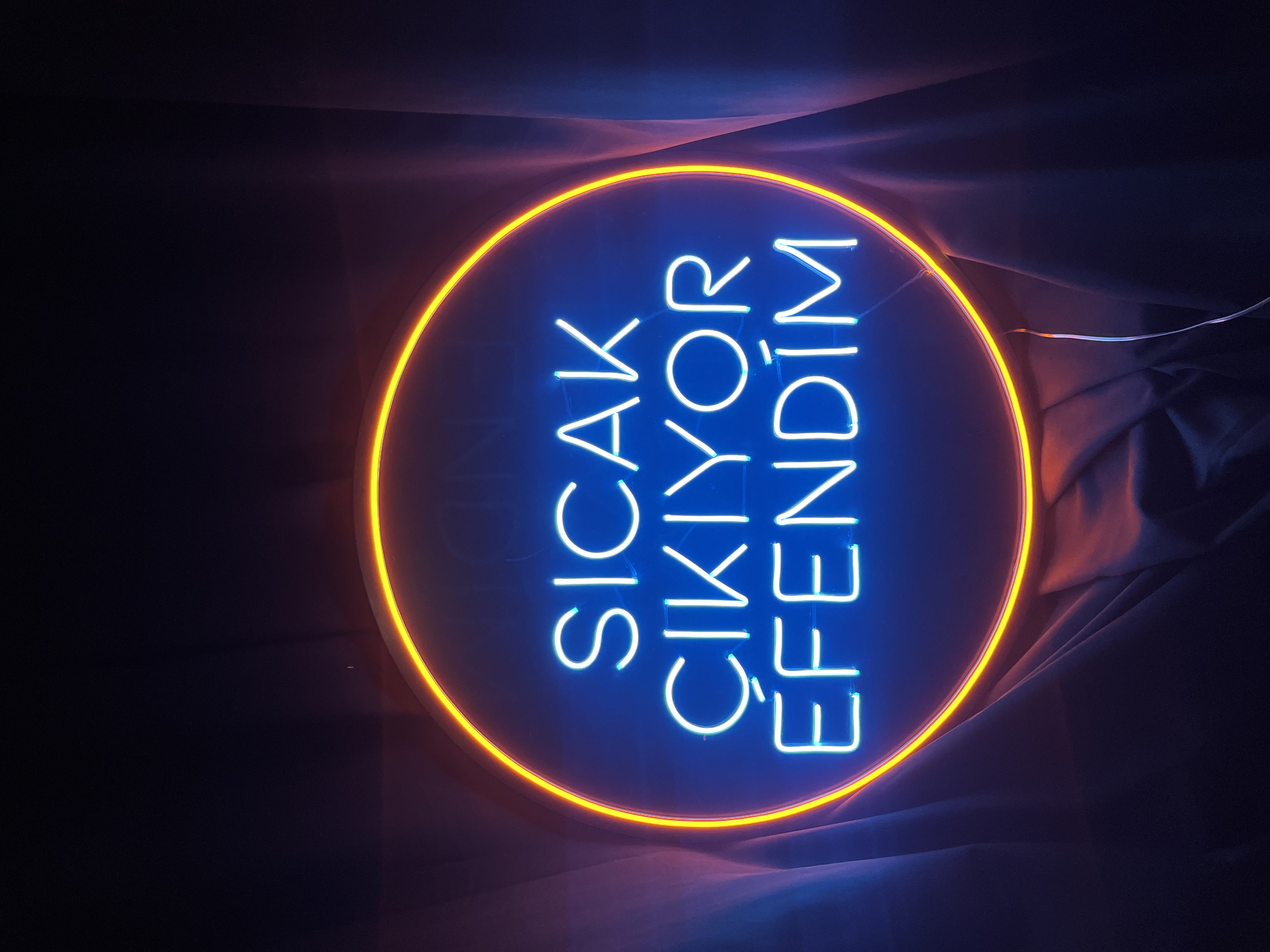 Sıcak Çıkıyor Efendim - Dekoratif Duvar Aydınlatması Neon Led Yazı Cafe Restoran 75x75 cm