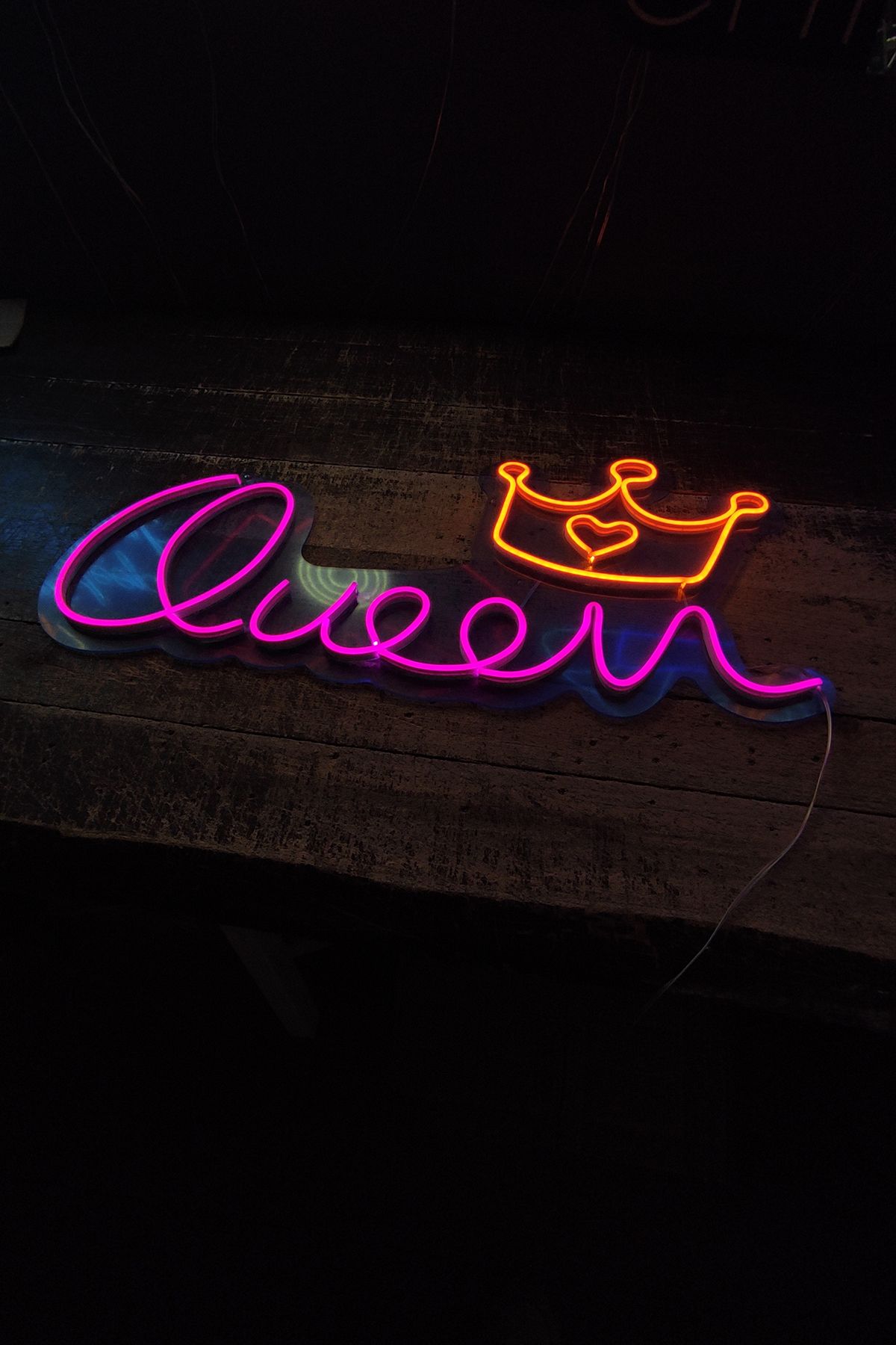 Işıklı Queen: Neon LED Tabela Duvar Dekorasyon Ürünü