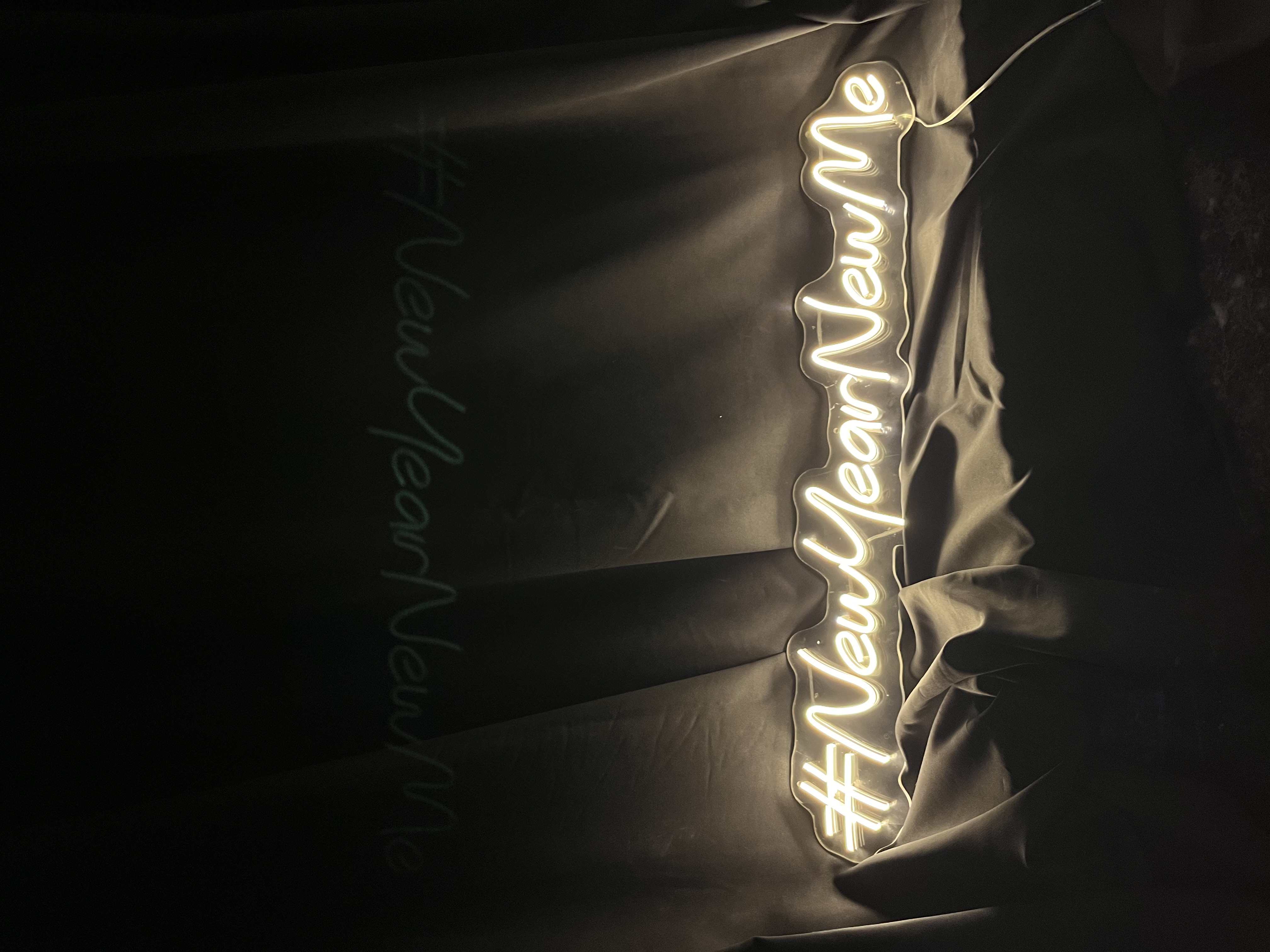 New Year New Me - Dekoratif Duvar Aydınlatması Neon Led Yazı Kişisel Odası 80x15 cm