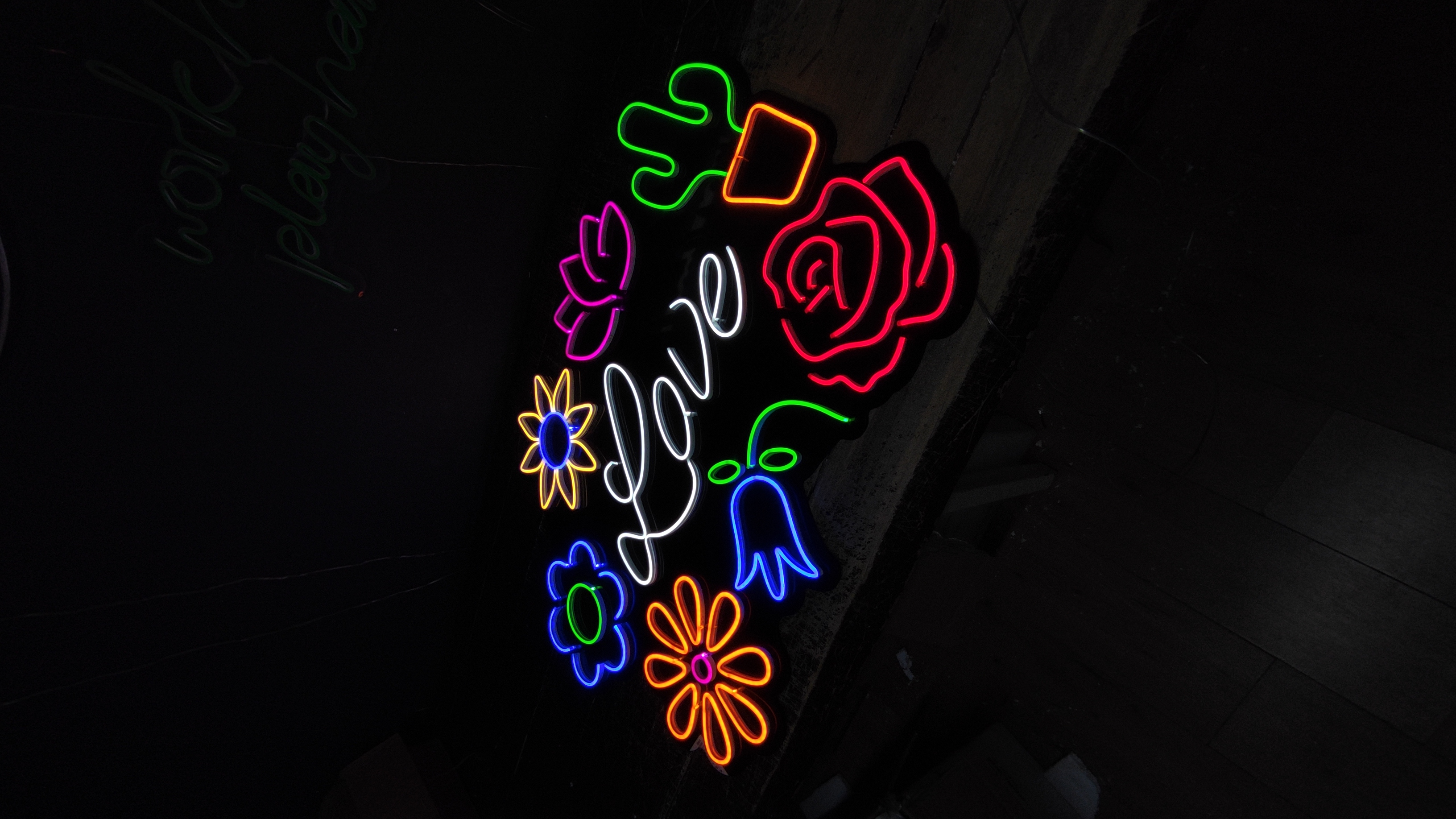 Love Çiçekli - Dekoratif Duvar Aydınlatması Neon Led Yazı Kişisel Odası 100x75 cm