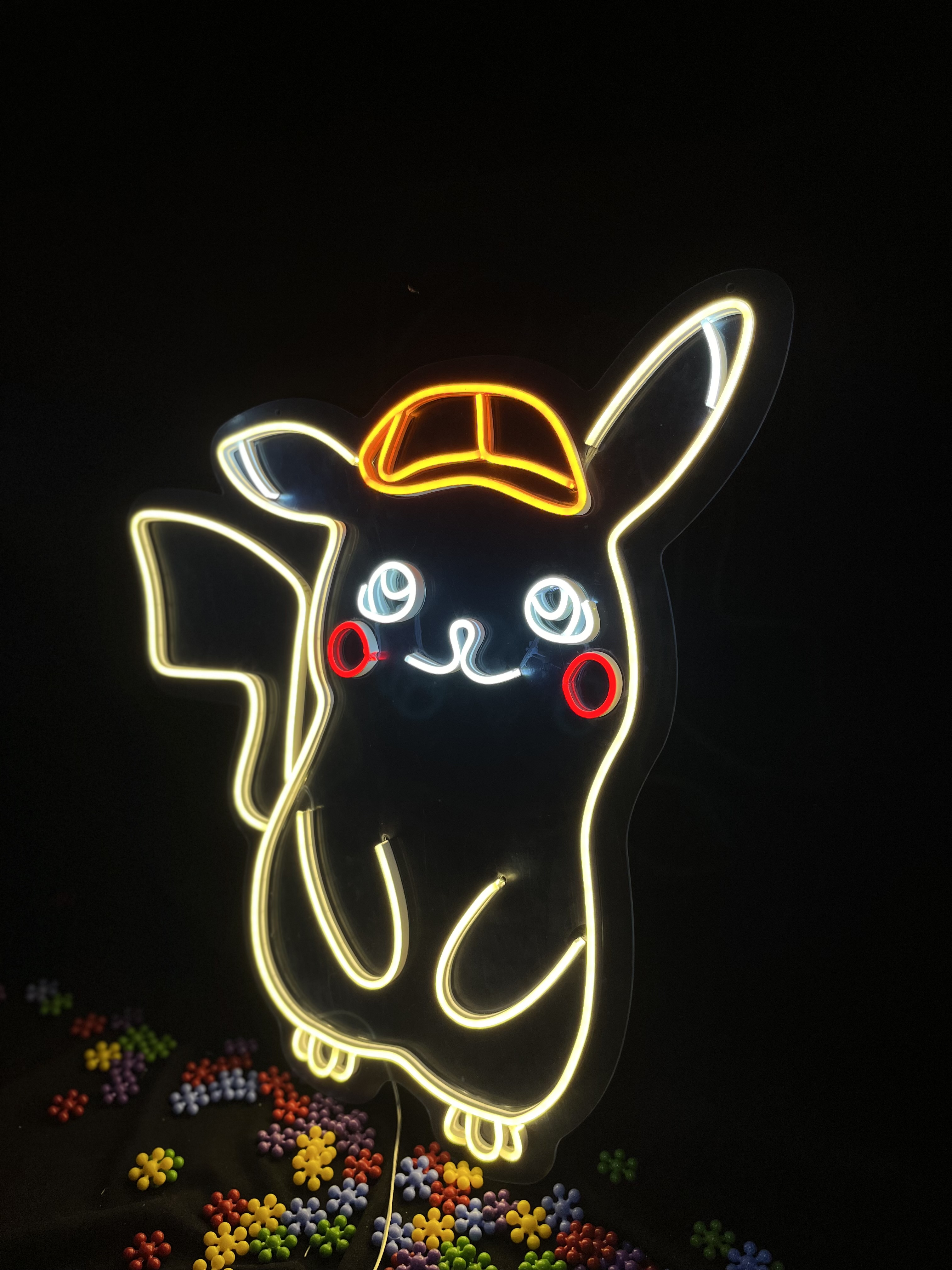 Şapkalı Pikaçu - Dekoratif Duvar Aydınlatması Neon Led Yazı Cafe Restoran 52x60 cm