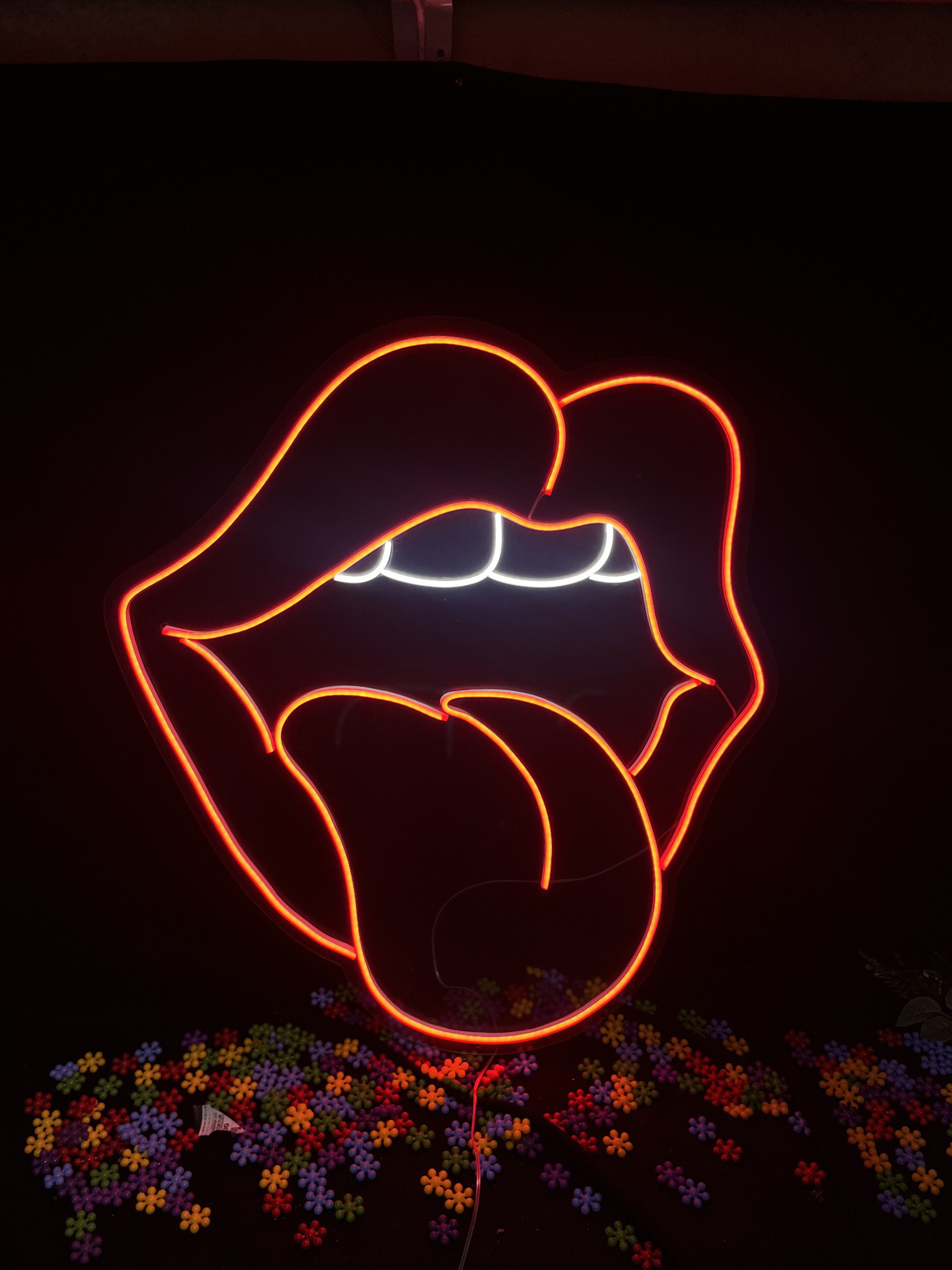 Dil Çıkaran - Salon Dekoratif Duvar Aydınlatması Neon Led Yazı Güzellik Merkezi 70x77 cm